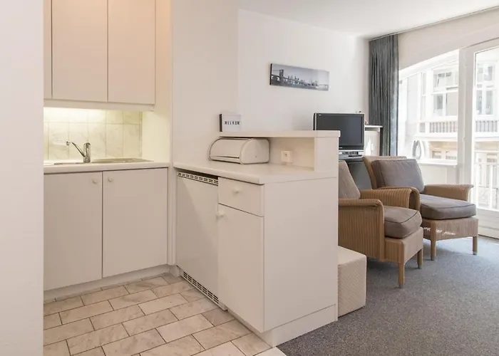 Daire Lecomte - Beachside 154 *